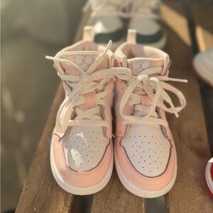 Jordan 1 mid
Toddler size: 10c
Pink & purple
Worn in great condition